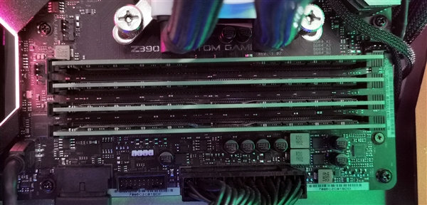 英睿达单条32GB DDR4内存亮相：<a href='https://www.samsung.com/cn/' target='_blank'><u>三星</u></a>之后第二款