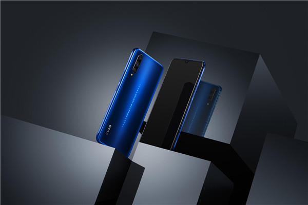 50分钟充至100% iQOO Pro标配44W超快闪充急速回血