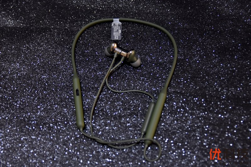 充电10分钟，听歌10小时 一加云耳2无线耳机橄榄绿开箱体验