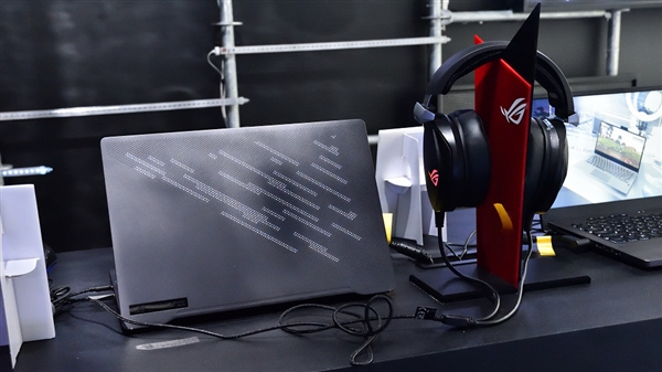 华硕首发锐龙4000H游戏本：6536个打孔的灯效屏幕