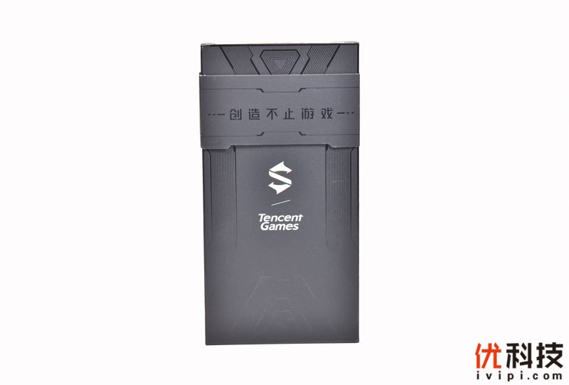 全球首款5G游戏手机 <a href='http://www.blackshark.com/cn/page/product/m/kle/index.html' target='_blank'><u>腾讯黑鲨游戏手机3</u></a>及配件开箱图赏