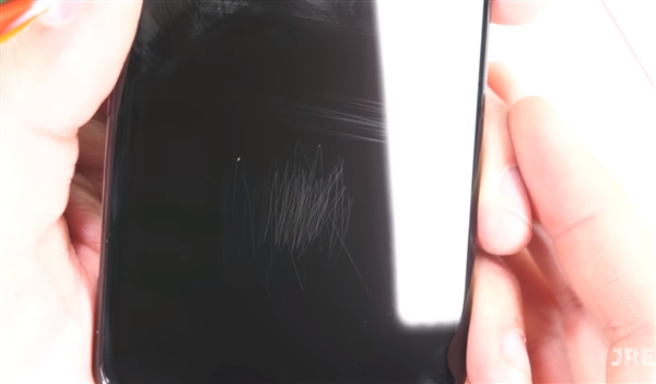 刀割、火烧、用力掰！<a href='https://www.samsung.com/cn/' target='_blank'><u>三星</u></a>S20 Ultra暴力虐机测试：质量杠杠滴