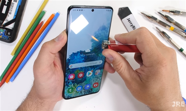 刀割、火烧、用力掰！<a href='https://www.samsung.com/cn/' target='_blank'><u>三星</u></a>S20 Ultra暴力虐机测试：质量杠杠滴