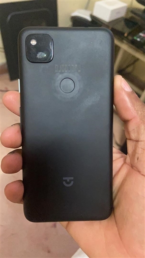 Pixel 4a真机照曝光：谷歌首次采用挖孔设计 小巧的塑料材质单手新机 