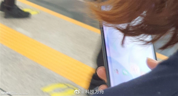 妹子手持一加8 Pro坐地铁被拍：坐实背部四摄、正面曲屏单挖孔