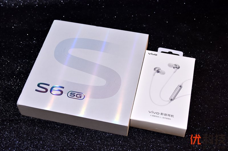 K歌麦克风+手游接头 <a href='https://shop.vivo.com.cn/product/10002175?skuId=103647' target='_blank'><u>vivo影音耳机</u></a><a href='/' target='_blank'><u>优科技</u></a>开箱<a href='https://www.ivipi.com/pc/' target='_blank'><u>体验</u></a>