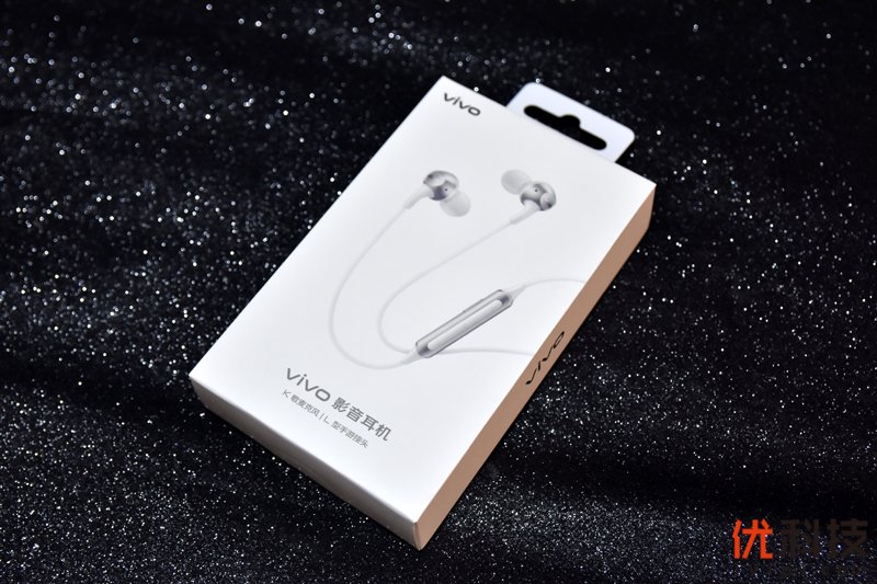 K歌麦克风+手游接头 <a href='https://shop.vivo.com.cn/product/10002175?skuId=103647' target='_blank'><u>vivo影音耳机</u></a><a href='/' target='_blank'><u>优科技</u></a>开箱<a href='https://www.ivipi.com/pc/' target='_blank'><u>体验</u></a>