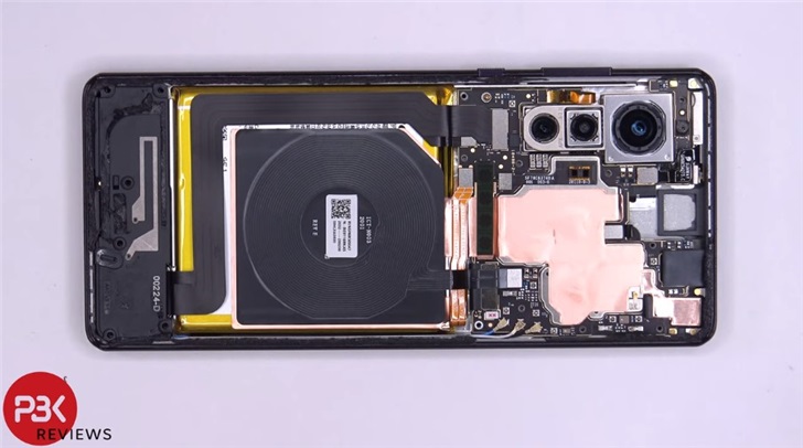 摩托罗拉Edge +拆解：铝制中框，内部有大量铜