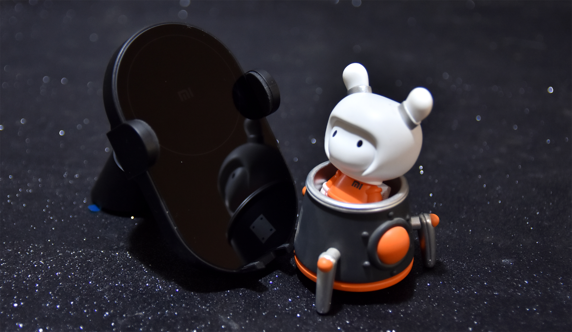 单手操控无压力 小米无线车充通用快充版优科技体验