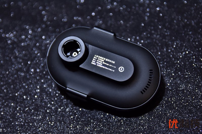 单手操控无压力 小米无线车充通用快充版优科技体验