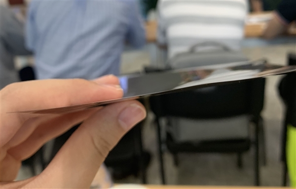 工厂探秘：让手机贵上天的柔性屏是怎么造出来的？