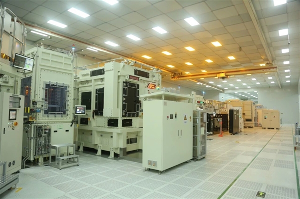 工厂探秘：让手机贵上天的柔性屏是怎么造出来的？