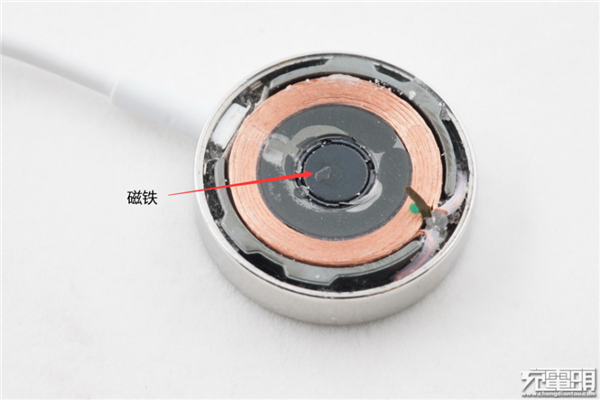 iPhone 12引入全新磁吸无线充电：传统市场要洗牌