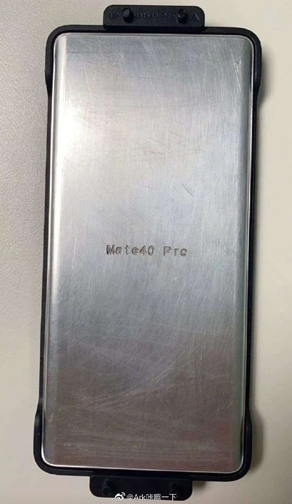 <a href='https://www.huawei.com/cn/?ic_medium=direct&ic_source=surlen' target='_blank'><u>华为</u></a>Mate 40 Pro外观这回实锤了？真机面板模具曝光
