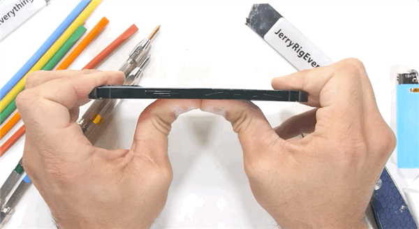 iPhone 12到底耐不耐摔？这些暴力测试告诉你