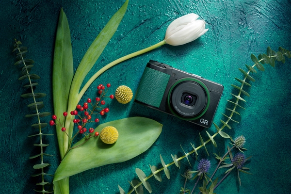 理光发布GR III ING限量版数码相机 外观独特：机身黑配绿