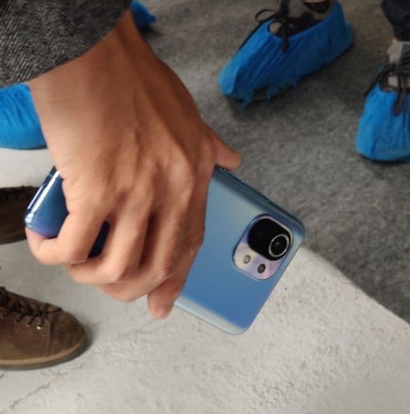 <a href='http://www.mi.com/' target='_blank'><u>小米</u></a>11渐变蓝真机曝光？磨砂质感、全新圆角矩形三摄辨识度高