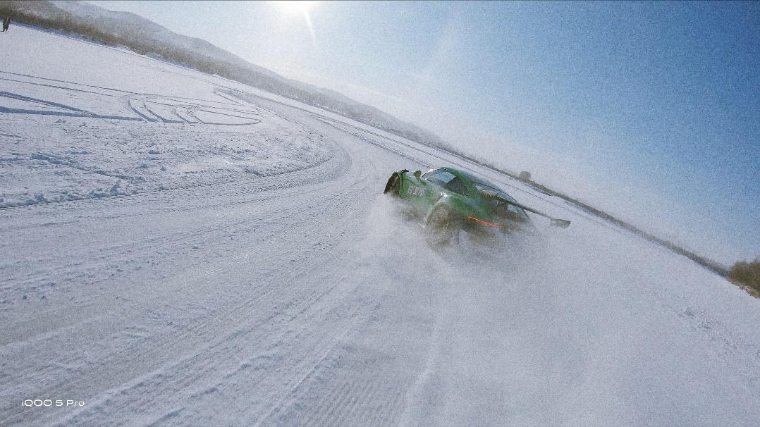 超能竞速 全感操控iQOO助力郭梓宸开创零下32°C极限冰雪驾驶挑战