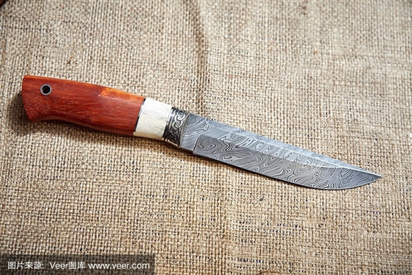 Redmi K40实拍图首曝：墨羽配色纹路吸睛 灵感来自世界三大名刃