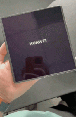 全网首摔？小伙单手体验华为Mate X2：结果没拿稳