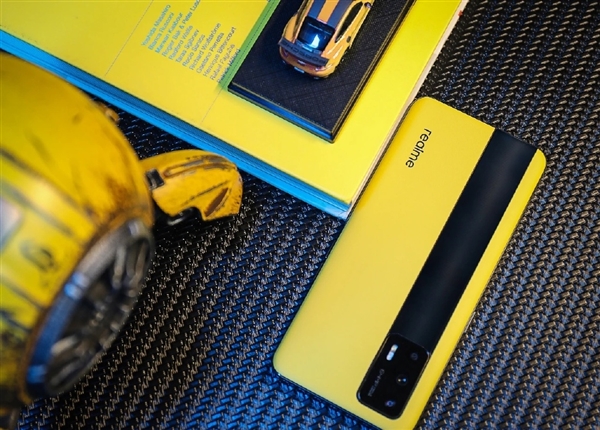 杨幂晒realme GT真机：左上角挖孔屏、矩阵相机