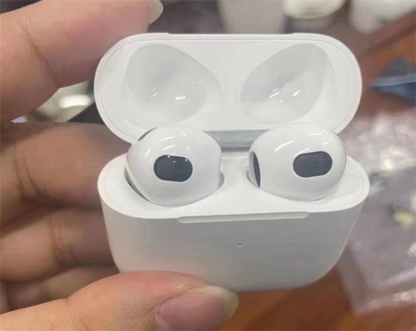 AirPods 3真机首曝：外观大改动、有望加入降噪功能