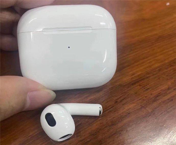 AirPods 3真机首曝：外观大改动、有望加入降噪功能