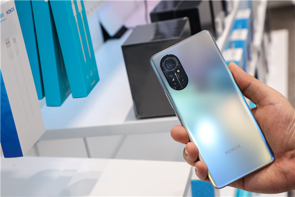 荣耀V40轻奢版真机首曝：华为nova8同款设计