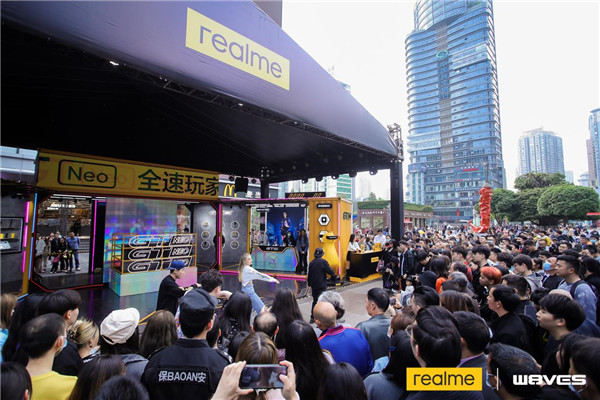 realme赛博朋克快闪店燃爆山城重庆，真我GT Neo火爆热售