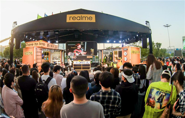 realme“萤火青年”快闪店空降武汉，真我Q3系列潮酷亮相