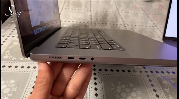 新MacBook Pro抢先开箱：<a href='https://www.apple.com/cn/' target='_blank'><u>苹果</u></a>释疑为何要用刘海屏