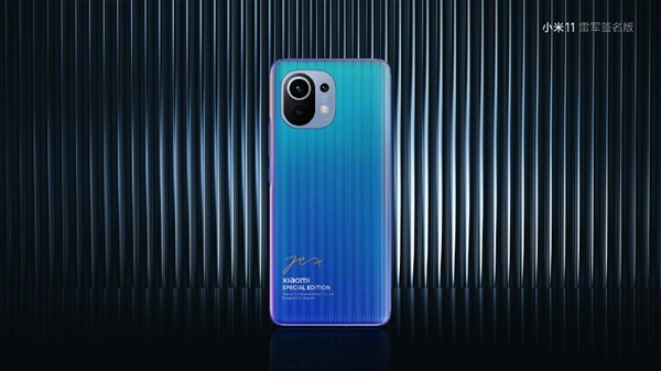 这是小米12?神秘新机现身地铁