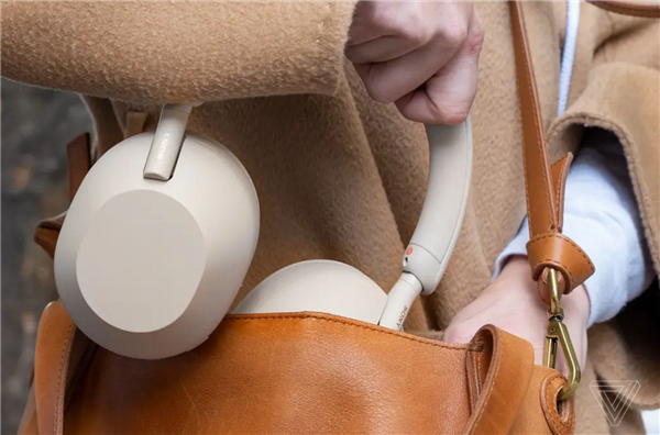 2700元！<a href='https://www.sony.com.cn/' target='_blank'><u>索尼</u></a>新“毒物”来了：旗舰降噪耳机发布 30小时续航很给力