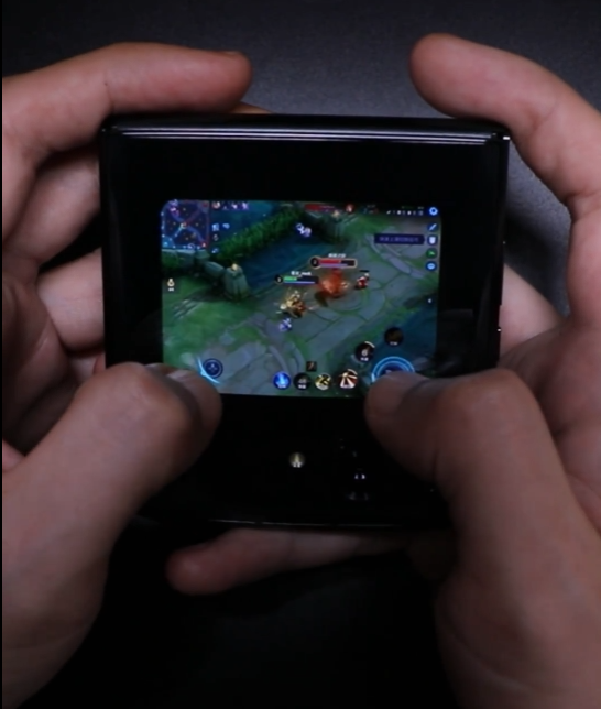 陈劲晒moto razr 2022真机：超巨大外屏 还能打《王者》