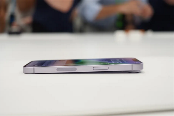 拆解发现美版iPhone 14仍有SIM卡空间