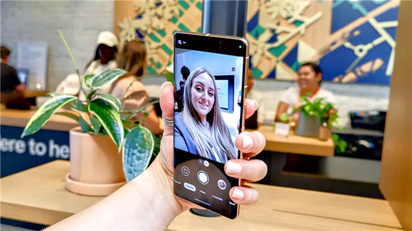 开机就是Android 13 谷歌Pixel 7系列真机图赏：4300元起