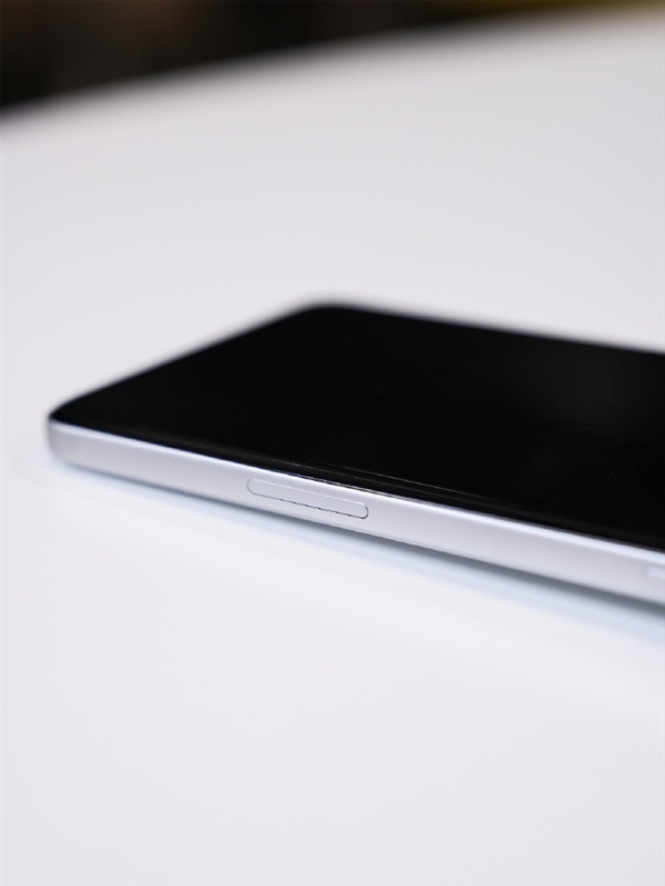 <a href='http://www.oppo.com/cn/' target='_blank'><u>OPPO</u></a> Find X8系列官图发布：超窄边直屏、物理四等边