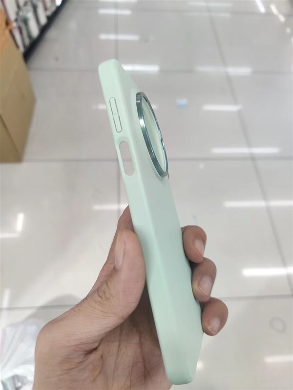 <a href='https://www.huawei.com/cn/?ic_medium=direct&ic_source=surlen' target='_blank'><u>华为</u></a>Mate 70手机壳曝光：侧边指纹+居中大圆镜头设计实锤