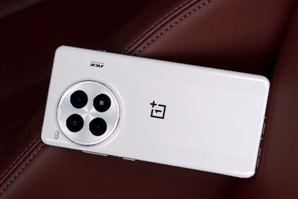 骁龙8至尊版价格屠夫！<a href='https://www.oneplus.com/cn' target='_blank'><u>一加</u></a>Ace 5系列配置出炉