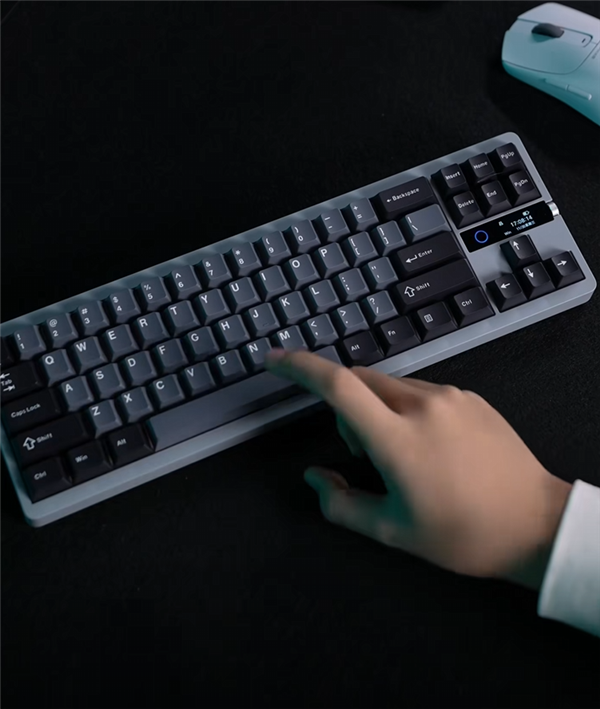 <a href='http://www.mi.com/' target='_blank'><u>小米</u></a>全新机械键盘MK 71 Pro首秀：71键TTC轴 自带屏幕