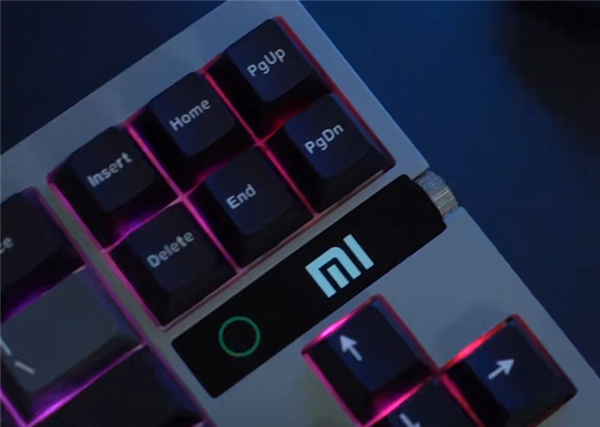 <a href='http://www.mi.com/' target='_blank'><u>小米</u></a>全新机械键盘MK 71 Pro首秀：71键TTC轴 自带屏幕