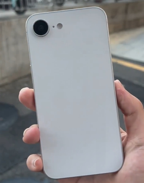 3月发布！<a href='https://www.apple.com/cn/' target='_blank'><u>苹果</u></a>iPhone SE 4机模上手：首次刘海屏+后置单摄