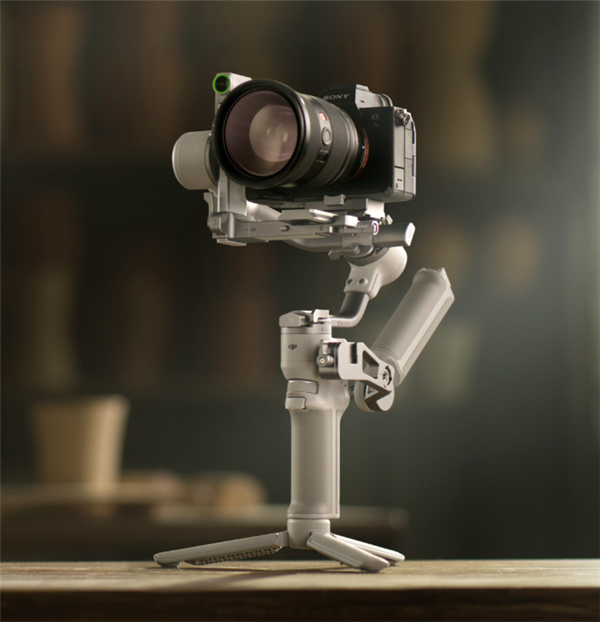 1999元起！大疆发布DJI RS 4 Mini相机稳定器：10秒内搞定横竖拍切换