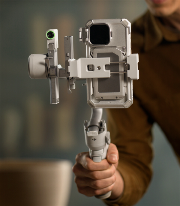 1999元起！大疆发布DJI RS 4 Mini相机稳定器：10秒内搞定横竖拍切换