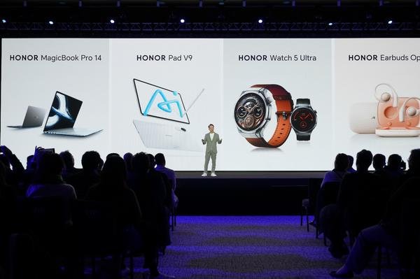 荣耀新款高端手表和耳机亮相MWC2025,国内即将发布