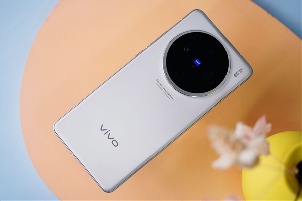 新一代全能旗舰！曝vivo X200S将改用直屏：无线充电和超声波指纹全都安排上