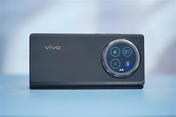 新一代轻薄大折叠！vivo X Fold4配置揭露：潜望长焦、无线充电均在列