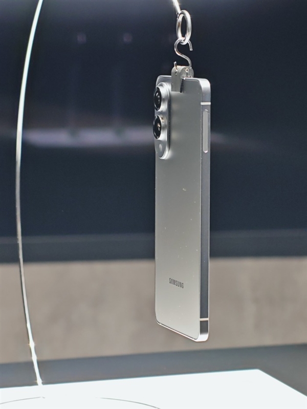 兜兜转转又回来了！厂商集体推进轻薄手机：用户受够半斤机了