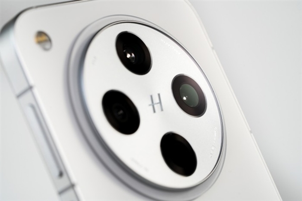 兜兜转转又回来了！厂商集体推进轻薄手机：用户受够半斤机了