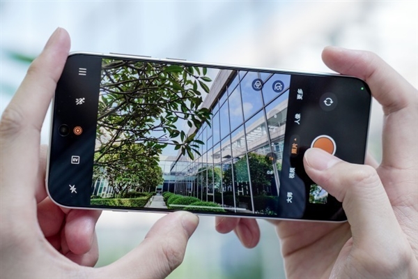 兜兜转转又回来了！厂商集体推进轻薄手机：用户受够半斤机了